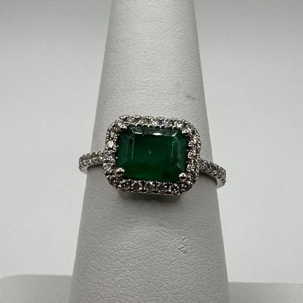 NWT 1.21ct emerald with‎ halo of diamonds all set in 14k white gold!